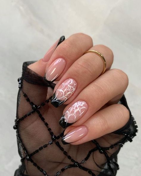 Short Almond Nails Spider Web, Square Spider Web Nails, Fall Nails Spider Web, Cute Gel Nails For Halloween, Spiderweb Nails Coffin, Cute Spider Nails, Spider Wed Nail Design, Simple Spiderweb Nails, Spider Themed Nails