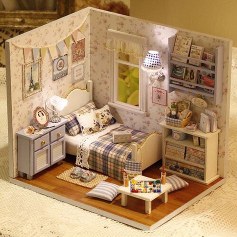 Dollhouse bedroom 3d Miniature, Dollhouse Bedroom, Dollhouse Miniatures Diy, Miniature Rooms, Dollhouse Toys, Diy Holz, Dollhouse Kits, Wooden Dollhouse, Miniature Diy