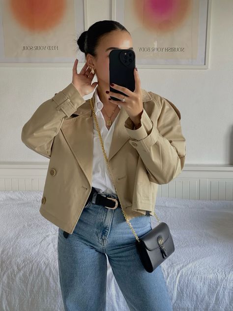 Style With Short Trench Coat, Cropped Trench Jacket, Short Trench Coat Outfit Ideas, Short Trench Outfit, Cropped Trench Coat Outfit, Short Trench Coat Outfit, Trent Coat, Slick Back Hairstyle, Back Hairstyle