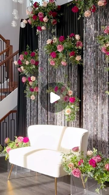 Natal, How To Make Floral Backdrop, Corporate Decoration Ideas, Floral Backdrops For Parties, Diy Youtube Backdrop, Flowers On Backdrop, Easy Wedding Backdrop, Quinceañera Backdrop Ideas, Diy Wedding Backdrop Reception