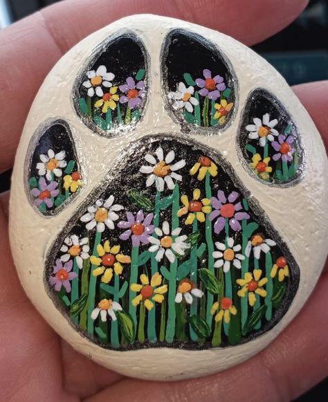 Dog Paw Rock Painting, Dog Rock Painting Ideas, Dog Rock Painting, Pet Rocks Craft, Pet Rock, Garden Rocks, Garden Rock Art, Rock Painting Tutorial, Diy Rock Art