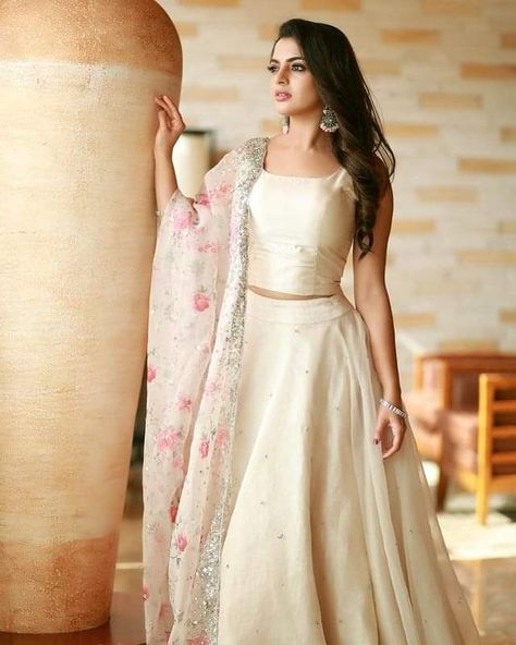 Kerala Style Skirt And Top, Onam Outfits Ideas, Full Skirt And Top, Kerala Engagement Dress, Nikhila Vimal, Long Skirt Top Designs, Gown Dress Party Wear, Onam Outfits, Long Skirt And Top