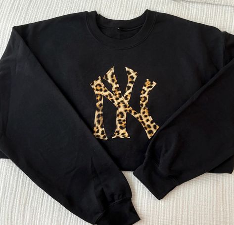 Black Crewneck with Ny Yankees cheetah print patchwork Cheetah Print Clothes, Cheetah Clothes, Patchwork Hoodie, Hoodie Diy, Black Crewneck, Ny Yankees, Young Fashion, Cute Simple Outfits, Winter Fashion Outfits