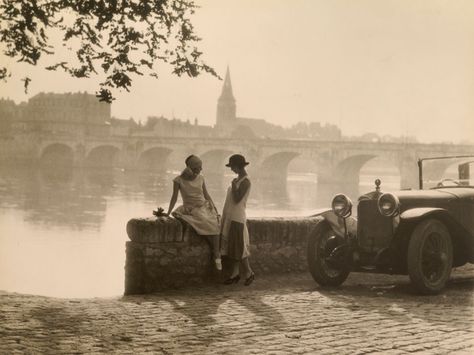 Picture of women talking in Loire Valley, France Saumur France, Loire River, Albert Bierstadt, Old Paris, Paris Photo, Loire Valley, Vintage Paris, White Photo, Female Images