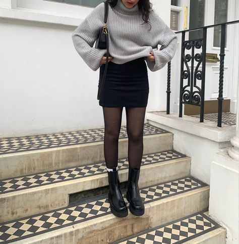 Fall Mini Skirt Outfit 2022, Winter Look With Skirt, Black Casual Dress Outfit Winter, Leather Mini Skirt Outfit 2022, Fall Leather Mini Skirt Outfit, Style Black Skirt Winter, Leather Miniskirt Outfits Winter, Winter Leather Mini Skirt Outfit, Mini Black Dress Outfit Winter