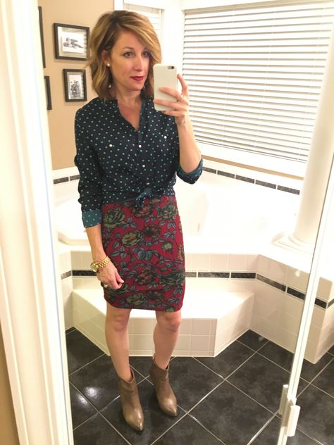 LuLaRoe Cassie Styled 5 Ways #LuLaRoeCassie #LuLaRoe #MomBlogger #WorkAttire Ashley Barton, Professional Chic, Dopamine Dressing, Lula Roe, Fall Wardrobe Essentials, Mom Fashion, Lularoe Outfits, Style Basics, Lularoe Cassie