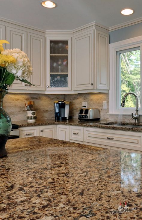 Light Granite Countertops Kitchen Oak Cabinets, Tan Granite Countertops, Cabinet Color Schemes, Resurface Cabinets, Brown Granite Kitchen, Cambria Quartz Kitchen Countertops, Glam Rooms, Kitchen Cabinet Color Schemes, Granite Kitchen Countertops