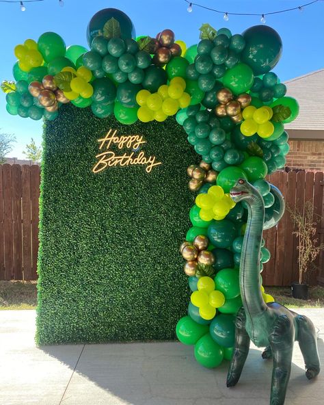 Dinosaur Balloon Decorations, Dinosaur Balloon Arch, Dinosaur Balloons, Dinosaur First Birthday, 1st Birthday Party Decorations, Treasure Gift, Balloon Ideas, Birthday Party Balloon, Dino Party