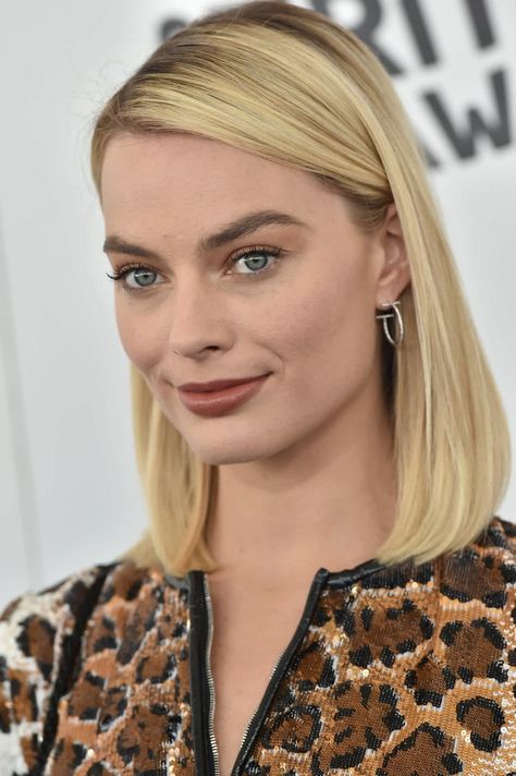 Margot Robbie's sleek straight lob is so fashion forward. Celebs With Short Hair, Straight Lob, Margot Robbie Hair, Straight Lobs, Celebrity Short Hair, Bob Straight, Lady Hair, Simple Hairstyles, Hair Shades