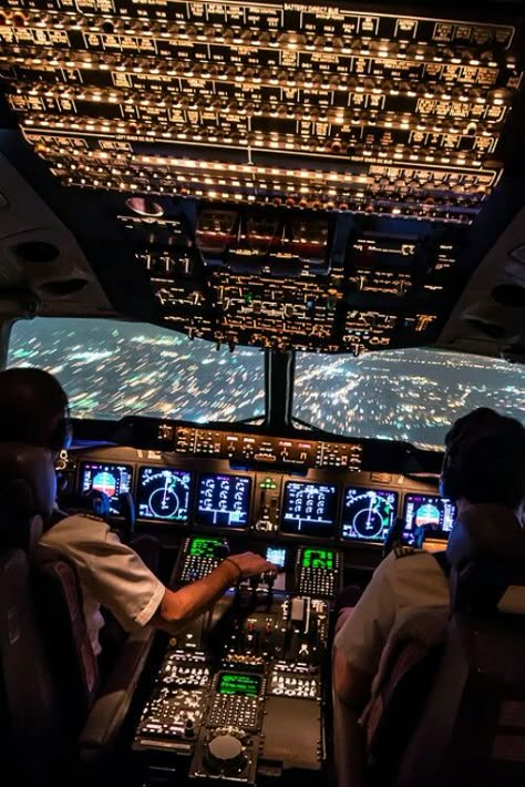 One of the better full flight deck shots. Pilot Life, Flight Simulator Cockpit, Pilot Career, Pilot Quotes, Aviation Education, Plane Photography, Jet Privé, Airplane Wallpaper, Pilots Aviation