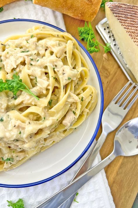 Canned Tuna Creates an Elegant and Garlicky Pasta | Creamy Tuna Fettuccine Tuna Fettucini Alfredo, Tuna Pasta Recipes, Garlicky Pasta, Garlic Flatbread Recipe, Garlic Flatbread, Spanish Red Wine, Fettuccine Recipes, Pasta Creamy, White Sauce Pasta