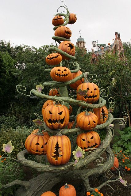 Tokyo Disneyland Halloween 2005 | Scott | Flickr Creative Halloween Decorations, Pumpkin Tree, Halloween Decor Diy, Casa Halloween, Fröhliches Halloween, Looks Halloween, Disneyland Halloween, Diy Halloween Decor, Adornos Halloween