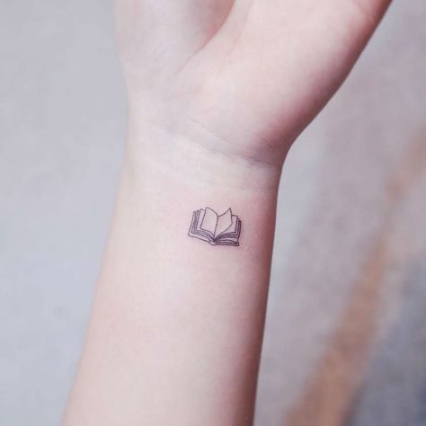 20+ Exceptional Book Tattoo Ideas Button Tattoo, Tattoo Diy, Bookish Tattoos, Petit Tattoo, Literary Tattoos, Shape Tattoo, Tattoo Zeichnungen, Cat Tattoos, Disney Tattoo