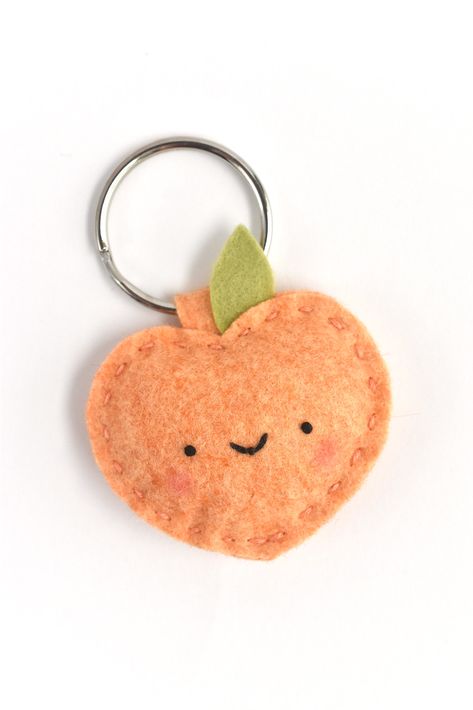 Felt Pins Brooches Diy, Small Felt Crafts, Kawaii Felt Plushies, Kawaii Felt Pattern, Things To Make Out Of Felt, Felt Diy Projects, Felt Keychain Ideas, Felt Projects Adults, Free Felt Animal Patterns