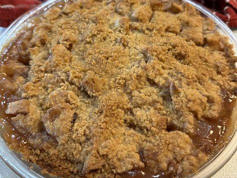 Topped with a brown sugar streusel, this simple French apple pie is quick to prepare and perfect to serve after any meal. Apple Pie Topping, French Apple Pie, Pie Topping, Apple Slab Pie, Apple Pie Filling Recipes, Apple Crumble Pie, Kinds Of Pie, Slab Pie, Pie Crumble