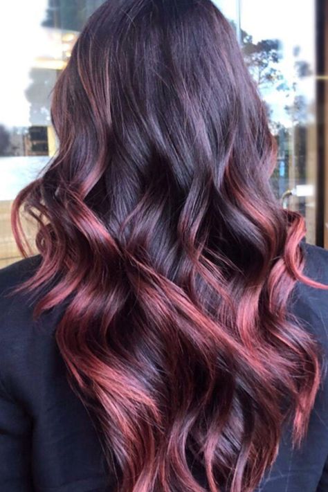 Un balayage rouge cerise profond donnera à vos cheveux la dimension, la profondeur et le mouvement dont ils ont désespérément besoin. Ce style est particulièrement magnifique lorsqu'il est associé à des vagues de plage ou à des boucles lâches, mais vous pouvez aussi le porter sur des cheveux lisses. Il s'agit d'une façon audacieuse d'illuminer la pièce et d'envoyer des ondes fraîches. En prime, vous n'avez pas à vous soucier de teindre vos racines toutes les deux semaines. Cela ne peut signifier qu'une chose : vous ne pouvez pas vous tromper avec cette couleur.
// Crédit photo : Instagram @schwarzkopfpro Dark Red Ends On Black Hair, Cherry Red Balayage, Deep Cherry Red Hair, Cherry Red Hair Color, Red Hair Inspiration, Cherry Red Hair, Red Balayage, Brown Hair Looks, Hair Color Burgundy