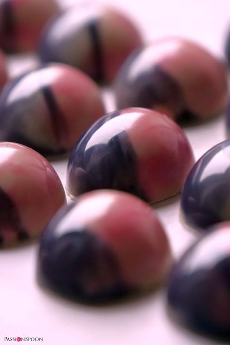 Life is too short for boring chocolate. Experience the luscious combination of tangy ganache and rich white chocolate in every bite of these handcrafted bonbons. These raspberry ganache white chocolate bonbons are a delightful addictive treat. #chocolate #pink #raspberry #ganache #schokolade #bonbons #candy #handcrafted Ganache Filled Chocolates, Bonbon Filling Recipe, Chocolate Bon Bons Recipe, Truffle Decoration, Bonbon Filling, Chocolate Filling Recipe, Bonbons Recipe, Chocolate Bonbons Recipe, Bon Bons Recipe