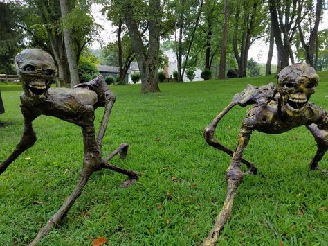 How to build a zombie creeper. Zombie Costumes, Strašidelný Halloween, Cheap Diy Halloween Decorations, Scary Halloween Decorations Outdoor, Scary Halloween Decorations Diy, Halloween Diy Outdoor, Halloween Forum, Halloween Outside, Halloween Fest