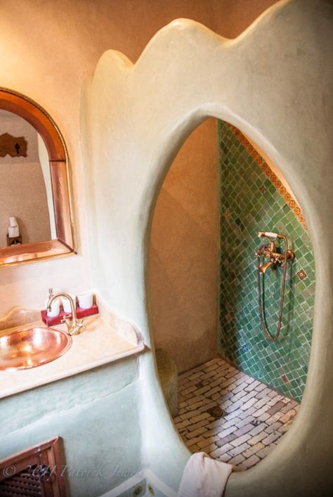 Casa Hassan | 22 Rue Targui, Chefchaouen, Morocco | Photo credit: patpaddlefoot [PRO] @FLICKR Cobb House Bathroom, Morocco Bathroom Design, Cob Homes Exterior, Cobb Home, Mud House Interior, Small Adobe House, Cob House Kitchen, Adobe Home Interior, Cobb Houses