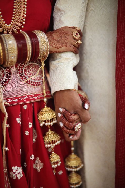 Bihari Wedding Aesthetic, India Aesthetic Wedding, Punjabi Bride Aesthetic, Punjabi Wedding Pictures, Nepali Wedding Aesthetic, Phulkari Aesthetic, Sikh Wedding Aesthetic, Punjabi Couple Aesthetic, Hindu Wedding Aesthetic