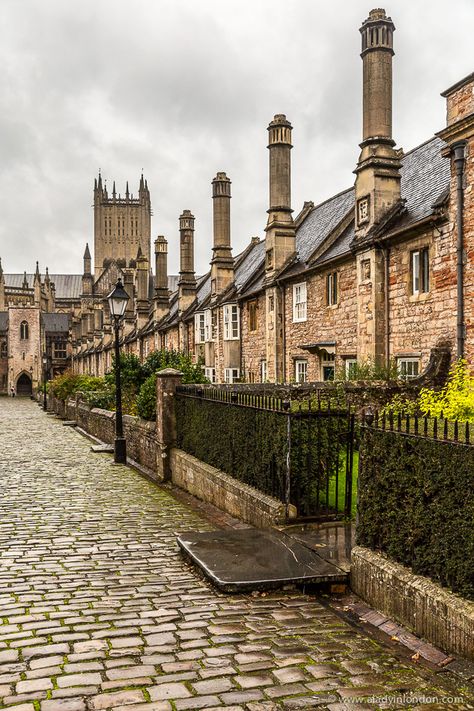 Wells is one of the smallest and prettiest cities in England. The architecture is amazing.   #wells #england #uk #travel #architecture Aylesford Kent, Wells England, Wells Uk, Uk Architecture, England Architecture, Wells Somerset, British Architecture, Somerset England, Travel Architecture