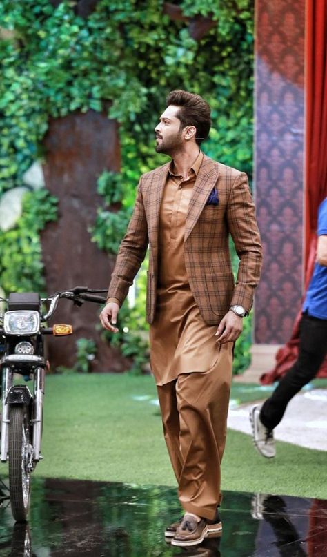 Pathani Suit With Blazer, Pathani With Blazer, Pakistani Pathani Kurta For Men, Fahad Mustafa Kurta Design, Pakistani Pathani Suit For Men, Mehndi Dress For Boys, Blazer For Men Wedding, Boys Dressing Style, Shaadi Outfits