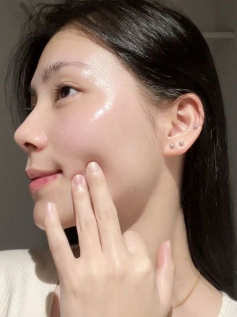 My Simple 2-Second Trick for Achieving Glass Skin Easily 2024 - Fashion Tips Tricks Remedies For Glowing Skin, Skin Korean, Korean Skincare Products, Dry Skincare, Routine Skincare, Skin Clear, Best Serum, Clear Skin Tips, Skincare Aesthetic