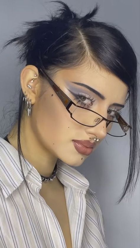 Y2k Office Siren, Office Siren Hair, Office Siren Core, Office Siren Glasses, Siren Office Aesthetic, Office Siren Makeup, Makeup Tutorials Step By Step, Y2k Makeup Looks, Siren Look