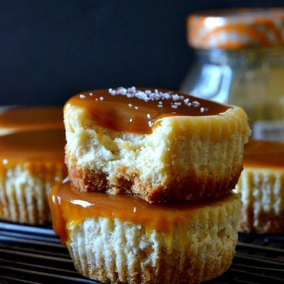 Carmel Cheesecake, Caramel Cheesecake Bites, Salted Carmel, Salted Caramel Cheesecake, Caramel Cheesecake, Cheesecake Bites, Caramel Recipes, Soft Pretzels, Mini Cheesecakes