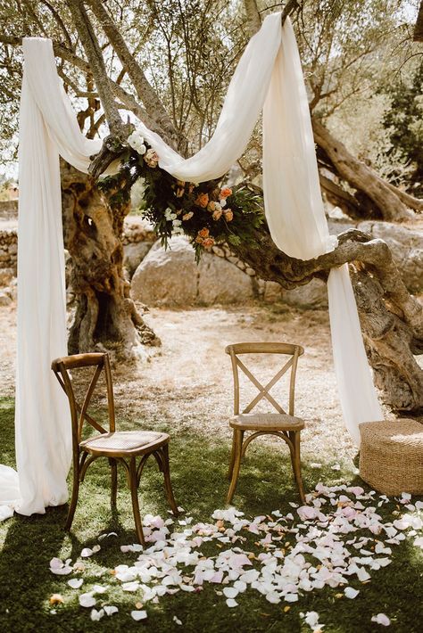 Outdoor wedding altar in Mallorca Outdoor Elopement Decor, Outdoor Alter Ideas, Wedding Chairs Decorations, Outdoor Wedding Altar, Wedding Altar Ideas, Outdoor Wedding Altars, Spain Mallorca, Edgy Bridal, Wedding Altar