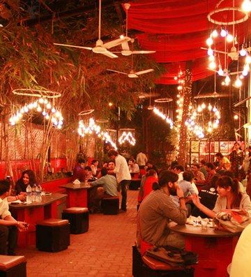 Prithvi Cafe in Juhu, one of the best cafes in Mumbai, has quirky ambience always bustling with energy. Check out the pictures of Cafe Restaurants in Mumbai at GQ India Homemade Cafe, Valentine Day Offers, Mumbai Travel, Valentine Day Week, Best Cafe, Cozy Coffee Shop, Book Cafe, Cute Cafe, Romantic Places