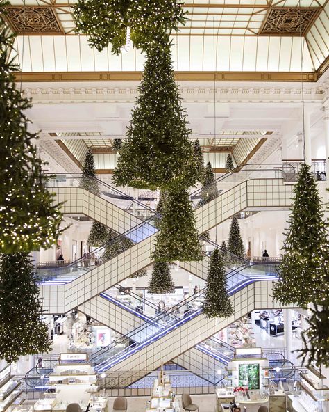 Natal, Rotating Christmas Tree, Harrods Christmas, Mall Decor, French Christmas, Xmas Deco, Simple Christmas Decor, Christmas Interiors, La Rive