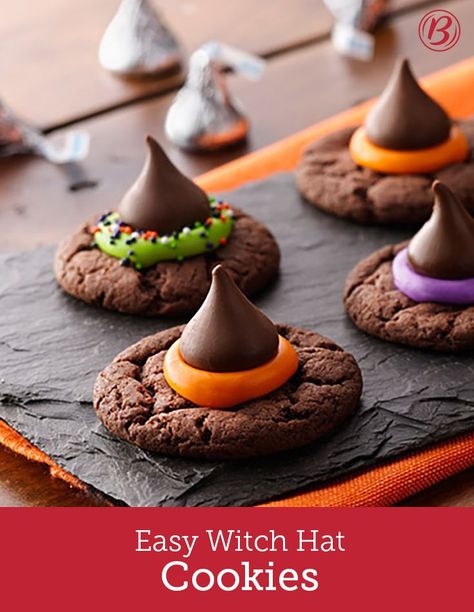 Witch Hat Cookies, Halloween Deserts, Dessert Halloween, Postres Halloween, Halloween Cookies Decorated, Hat Cookies, Halloween Sweets, Halloween Baking, Halloween Goodies