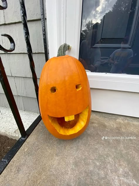 Cute Funny Pumpkin Carving Ideas, Pumpkin Carving For Long Pumpkins, Goofy Ahh Pumpkin Carving, Pumpkin Carving Tall Pumpkins, Pumpkin Carving Inspo Funny, Funny Pumpkin Carvings Meme, Aesthetic Pumpkins Carvings, Carved Pumpkins Funny, Ugly Pumpkin Carving