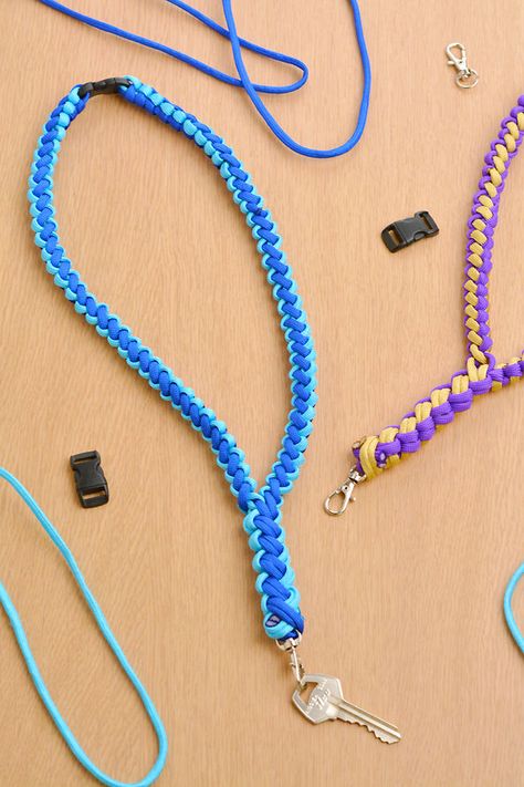 Paracord Lanyard Tutorial, Lanyard Crafts How To Make, Macrame Lanyard Pattern, Paracord Wristlet Keychain Diy, Easy Paracord Projects, Homemade Lanyard, Knots Keychain, Paracord Lanyard Diy Tutorials, Paracord Lanyard Diy