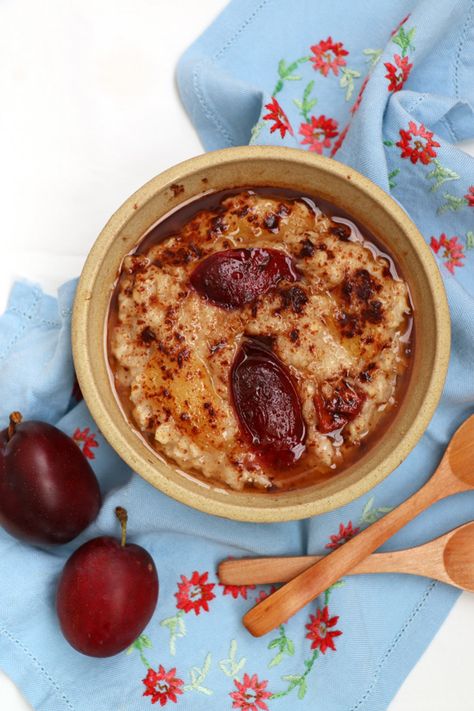 Plum and Cinnamon Porridge Cinnamon Porridge, September Days, Breakfast Porridge, What Can I Eat, Cozy Breakfast, Porridge Recipes, Cinnamon Oatmeal, Healthy Clean Eating, Honey And Cinnamon