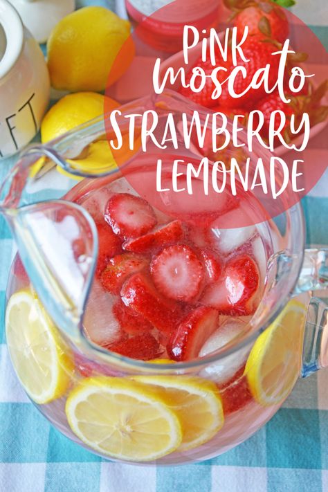 Essen, Pink Lemonade Sangria, Moscato Lemonade, Moscato Drinks, Boozy Lemonade, Moscato Strawberry Lemonade, Strawberry Lemonade Sangria, Moscato Punch, Lemonade Sangria