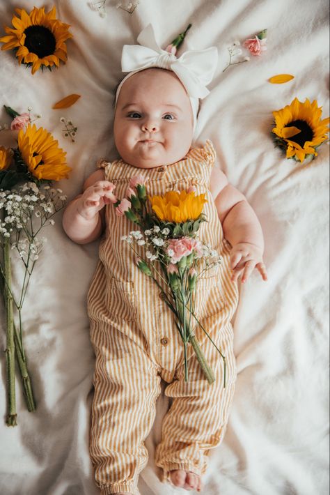 Newborn Spring Pictures, Spring Baby Picture Ideas, Wildflower Baby Photo Shoot, Spring Milestone Picture Ideas, Newborn Photography Flowers, Baby Flower Photoshoot, August Baby Photoshoot Ideas, Spring Baby Photos, Spring Baby Photoshoot Ideas