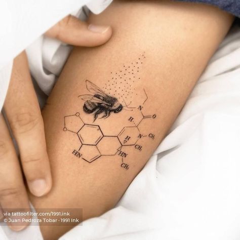 Lsd Tattoo Ideas, Tattoos Torso, Tattoo Bee, Tattoo Klein, Queen Bee Tattoo, Honeycomb Tattoo, Wing Tattoo Men, Bumble Bee Tattoo, Molecule Tattoo