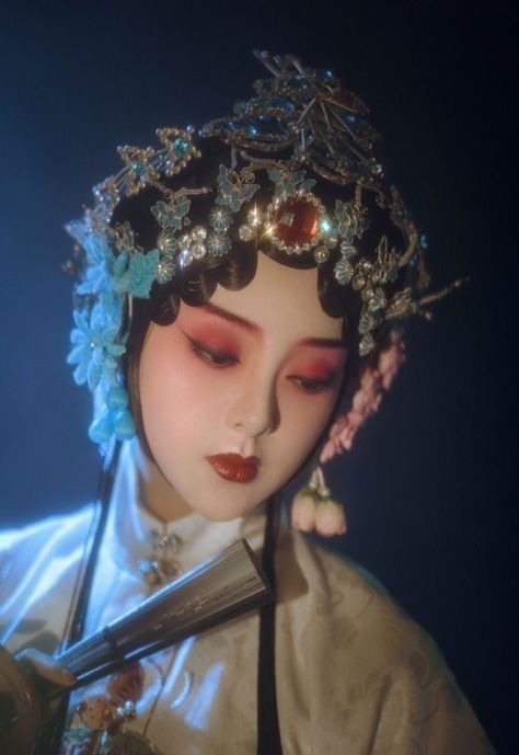 Chinese Empress, Beijing Opera, Chinese Aesthetic, Chinese Opera, Chinese Festival, Japanese Warrior, Chinese Fashion, Cartoon Sketches, Chinese Culture