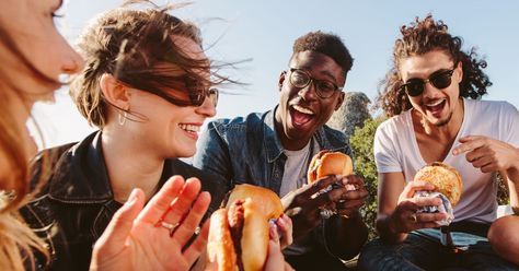 Eating Burger, Friends Eating, Food Photoshoot, Midnight Memories, Outdoor Eating, Family Eating, Celebrity Look Alike, Celebrity Style Red Carpet, Turkey Burgers