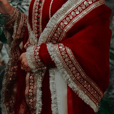 Bridal Duppta Design Ideas, Nikkah Duppata Design, Red Dupatta For Bride, Bride Dupatta Designs, Bridal Duppata Indian Weddings, Bridal Dupatta Designs, Dupatta Designs Ideas, Duppattas Designs Ideas, Designer Dupatta