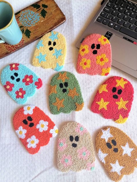 Ghost Tufted Rug, Latch Hook Coaster, Hand Tufting Rugs, Tufted Rug Coasters, Rug Coasters Diy, Retro Punch Needle, Mug Rugs Punch Needle, Coaster Punch Needle, Punch Needle Coaster Ideas