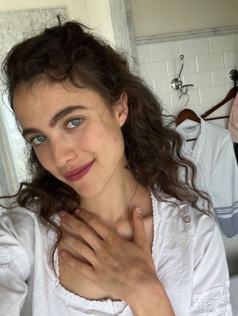 Margaret Qualley Makeup, Margaret Qualley Icons, Andrea Riseborough, Brunette Girls, Margaret Qualley, Jimmy Kimmel Live, Jodie Comer, Princess Margaret, Jimmy Kimmel