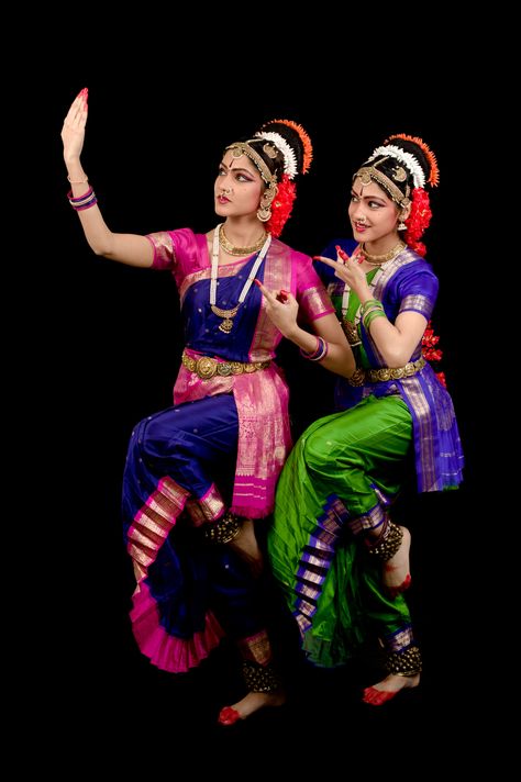 Kuchipudi Dance, Modern Dans, Bharatanatyam Costume, Bharatanatyam Dancer, Duo Poses, Indian Classical Dancer, Dance Forms, Bharatanatyam Poses, Dance Of India