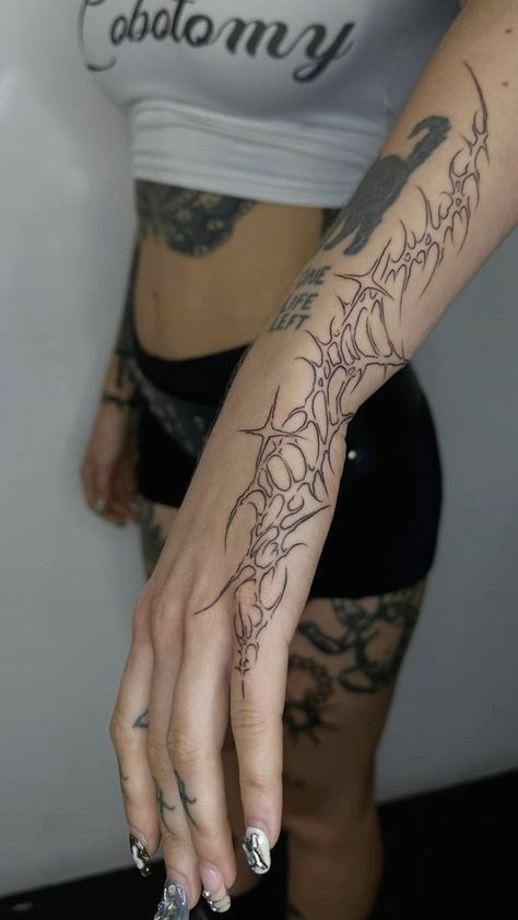 Arm Cuff Tattoo, Pretty Hand Tattoos, Hand Tattoos For Women, Stomach Tattoos, Small Hand Tattoos, Discreet Tattoos, Black Ink Tattoos, Elegant Tattoos, Dope Tattoos