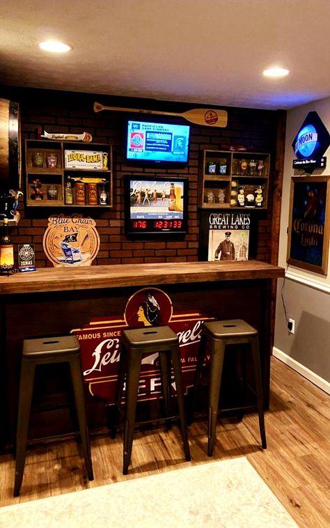 Mini Mancave Ideas, Small Pub Design, Man Cave Seating Ideas, Coin Bar Salon, Small Garage Bar Ideas, Garage Mancave Ideas, Beach House Game Room, Home Sports Bar, Garage Hangout Ideas