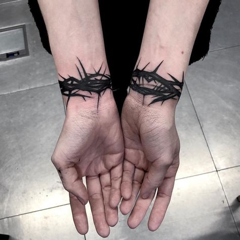 Tato Salib, Thorn Tattoo, Barbed Wire Tattoos, Wicked Tattoos, Scary Tattoos, Wrist Tattoos For Guys, Creepy Tattoos, Tattoo Style Drawings, Tattoo Bracelet