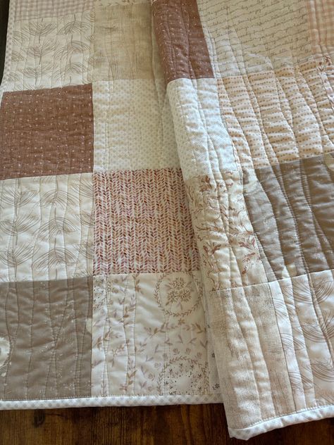 This sweet quilt will look stunning in your little one's nursery. It is not made yet, pick your size and it will be designed in a similar fashion as shown.  All my designs are unique to make them a one of a kind quilt.   This quilt is a neutral and soft palette in warm tones of blush pink, caramel brown, whites and cream prints made of designer quality cotton.  The middle layer used is premium Quilters Dream batting. The back of the quilt option is a neutral taupe and blush pink on off white background from Art Gallery Fabrics. Available sizes are Baby and Toddler I love to create something you will cherish and use for many years.  My quilts are made with love and attention to detail  Meant to be used, washed and loved.   For longevity of your quilt, machine wash cold water, mild detergent Newborn Quilt Pattern, Cute Quilts Aesthetic, Sew A Quilt For Beginners, Minky Backed Quilt, Different Types Of Quilts, Diy Quilt Blanket, Pink And Neutral Nursery, Quilt Neutral Colors, White And Cream Nursery