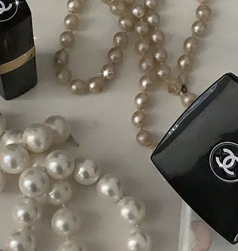 chanel pearls cosmetics make up aesthetic it girl that girl lifestyle old money Vanessa Abrams, Chanel Oberlin, Chanel Aesthetic, Gossip Girl Aesthetic, Jenny Humphrey, Estilo Ivy, Nate Archibald, Money Icons, Money Girl